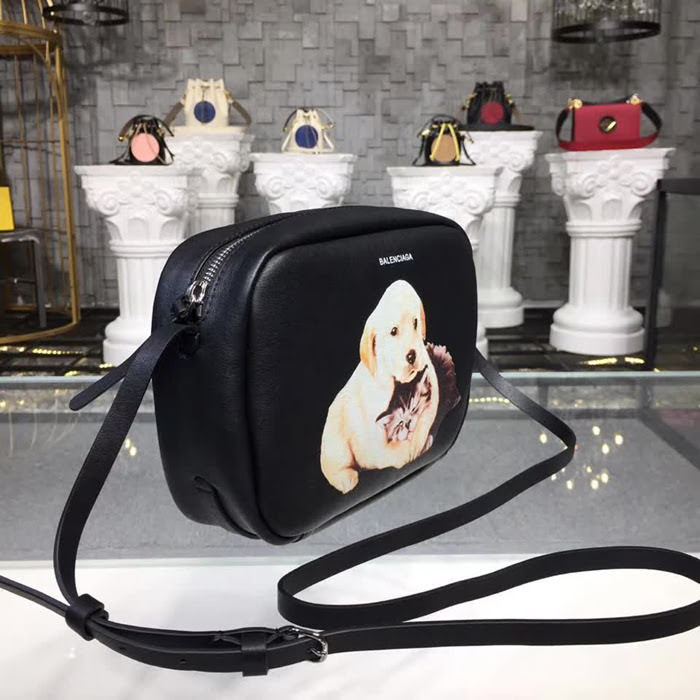 BALENCIAG巴黎世家 相機包 專櫃最新款 裏外全進口塗鴉小牛皮材質   BL1518